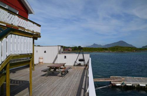 Fredvang Hotel | Lydersen Rorbuer Budget Hostel & Private Apartments
