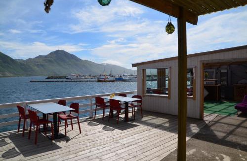 Fredvang Hotel | Lydersen Rorbuer Budget Hostel & Private Apartments