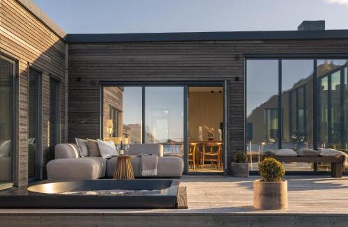 Vagan House | Lyngvær Golden Lodge - Jacuzzi & Sauna - No 24