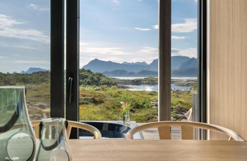 Vagan House | Lyngvær Sunrise Lodge - Hot tub - No 11