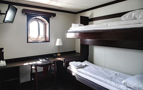 Gamla Stan Boat Rental | Mälardrottningen Yacht Hotel