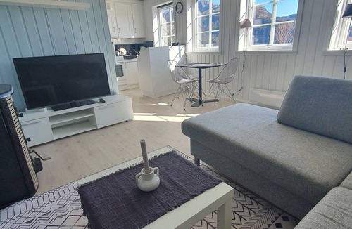 Maloy Apartment | Maaloey Fjord & Mountain Panorama