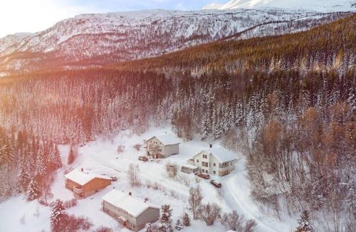 Lyngseidet Apartment | Main floor, Lyngen Alps, sauna included