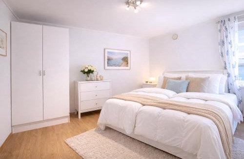 Grimstad Apartment | Med havutsikt og terrasse nær Groos strand