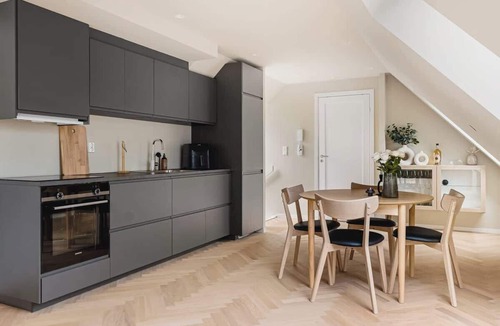 Bergen City Centre Condo | Mid-City Luxury I Mini Balcony I SONOS I Privacy
