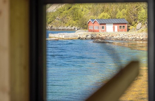 Flakstad Cottage | Minkfarmen: Spacious seaside cabin w/scenic view