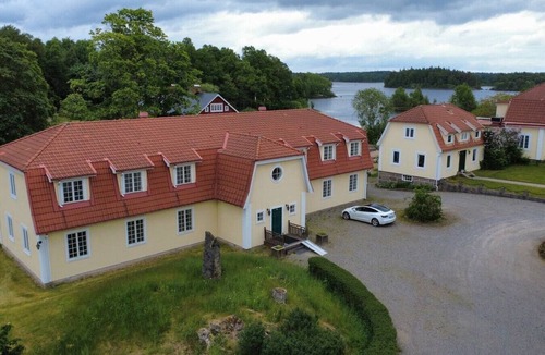 Dio Bed & Breakfast | Mockelsnas Manor Lakeview Queen Room and Lounge