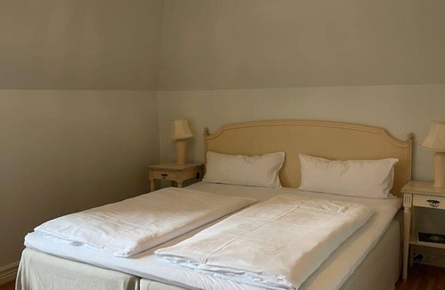 Dio Bed & Breakfast | Mockelsnas Manor Manor Gardenview Queen Room