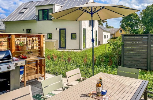Ljugarn House | Modern apartment in the center of quiet Ljugarn and close to the beach.