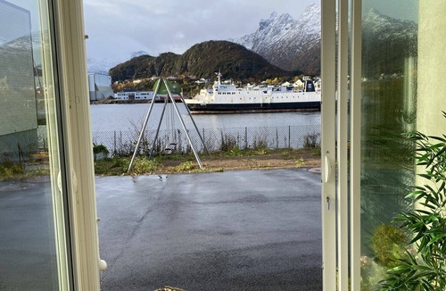 Svolvaer Apartment | Modern apartment with mountain and sea view