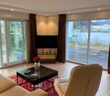 Svolvaer Apartment | Modern apartment with mountain and sea view