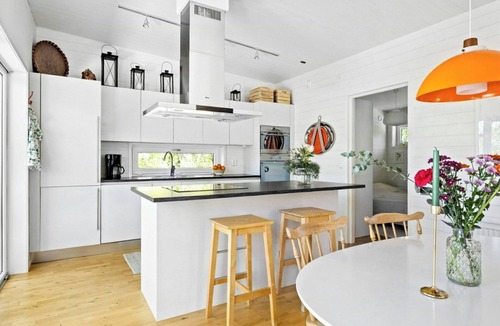 Osteraker Municipality House | Modern archipelago cabin with hot tub on Timrarön