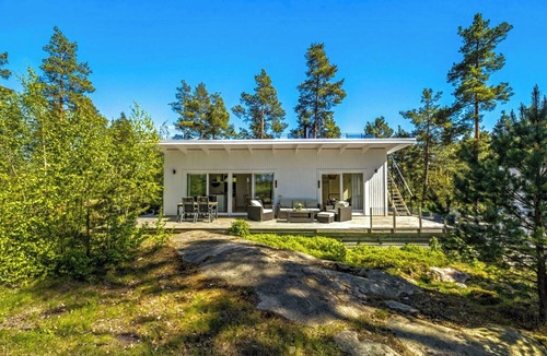 Osteraker Municipality House | Modern archipelago cabin with hot tub on Timrarön