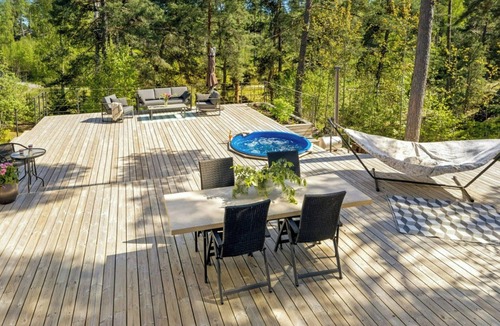 Osteraker Municipality House | Modern archipelago cabin with hot tub on Timrarön