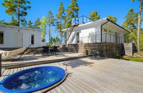 Osteraker Municipality House | Modern archipelago cabin with hot tub on Timrarön