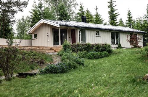 Hobol Municipality House | Modern cabin by Lake Lyseren with large private grounds