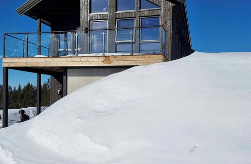 Lunner House | Modern cabin by Sveavannet in Nordmarka