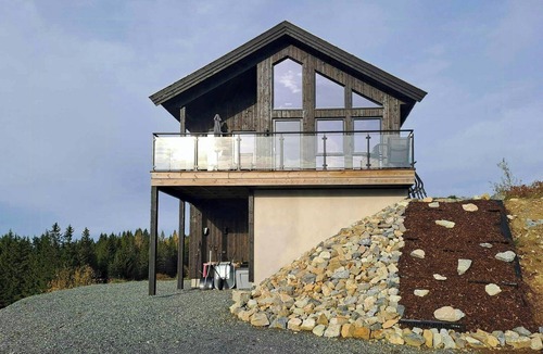Lunner House | Modern cabin by Sveavannet in Nordmarka