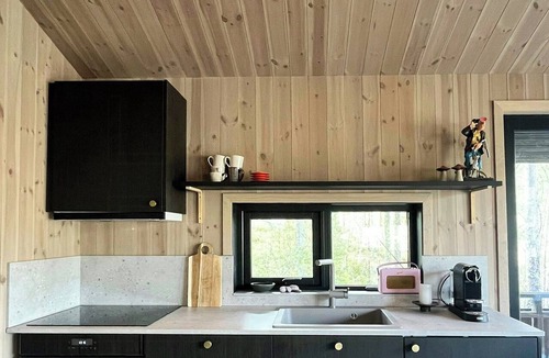 Flora Apartment | Modern cabin high above Storelva near Eikefjord