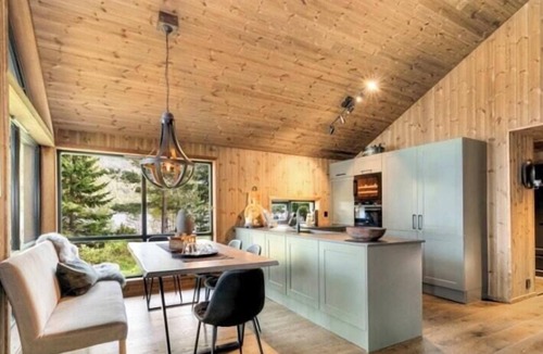 Bolkesjo House | Modern cabin by Sandvatn at the foot of Blefjell
