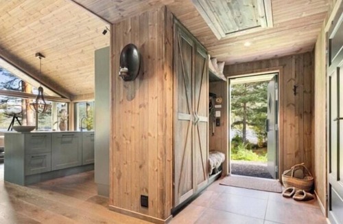 Bolkesjo House | Modern cabin by Sandvatn at the foot of Blefjell