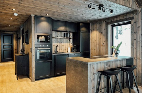 Gol Municipality House | Modern cabin with mountain view by Syningtoppen