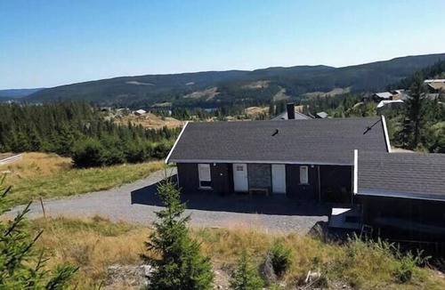 Lunner House | Modern cabin with views by ski trail in Hadeland