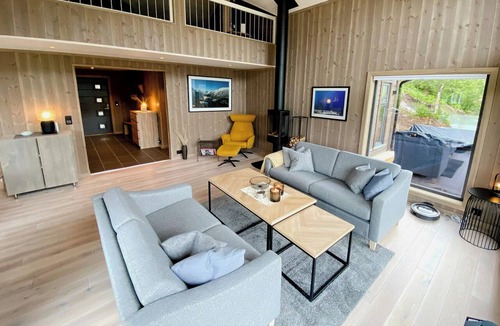Dalsbygda House | Modern cabin with view over Eidsvatnet