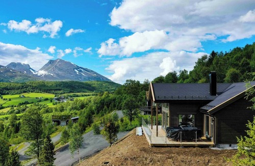 Dalsbygda House | Modern cabin with view over Eidsvatnet