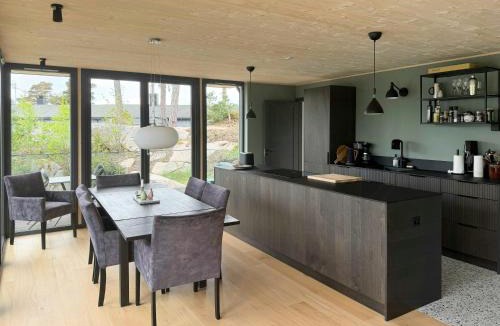 Sarpsborg House | Modern Cottage Near The Beach On Nordre Karlsøy