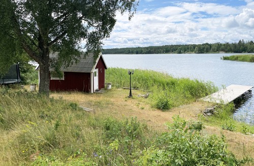 Loftahammar House | Modern Cottage with Lakeside Location and Idyllic Setting near Loftahammar | SE05084