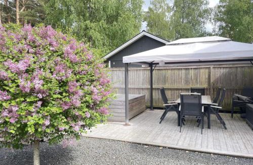 Sandskogen House | Modern Cottage with Deck in Sandskogen