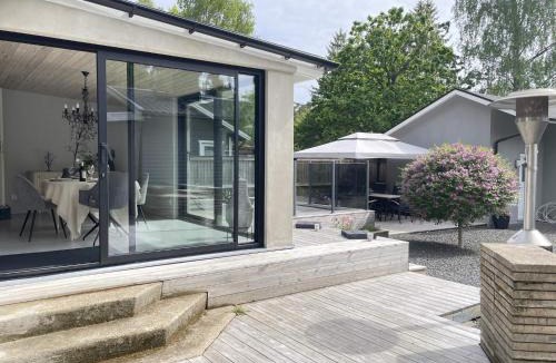 Sandskogen House | Modern Cottage with Deck in Sandskogen