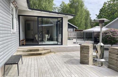 Sandskogen House | Modern Cottage with Deck in Sandskogen