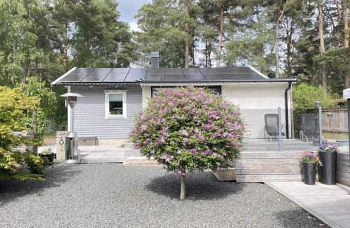 Sandskogen House | Modern Cottage with Deck in Sandskogen