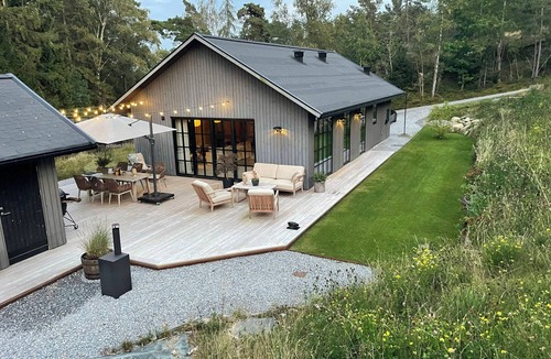 Hakenaset House | Modern cottage with basketball court on Tjörn
