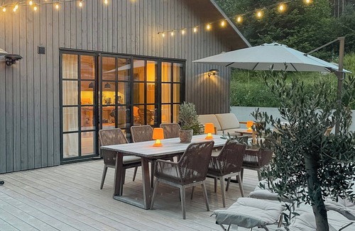 Hakenaset House | Modern cottage with basketball court on Tjörn
