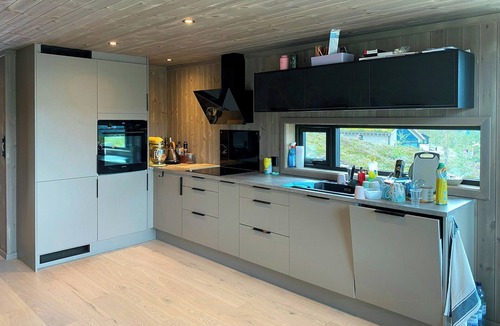 Hjartdal House | Modern family cabin by the ski trail in Tuddal