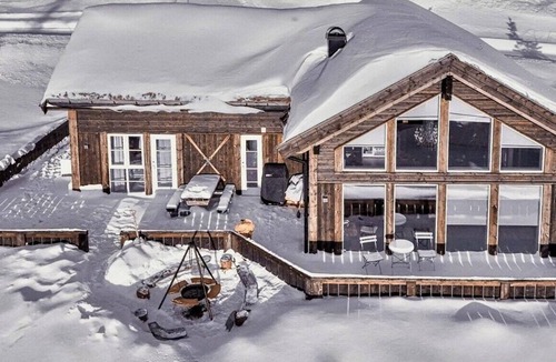 Vikberget House | Modern family cabin by the ski lift