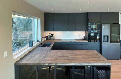 Selbjorn House | Modern fishing cabin with sea view at Kalvaneset