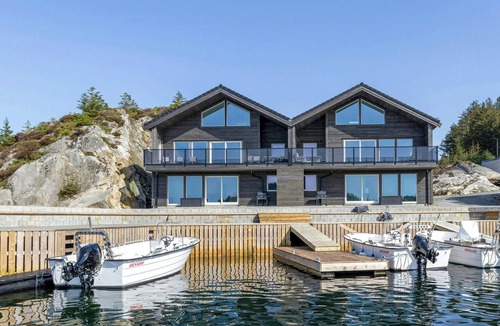 Selbjorn House | Modern fishing cabin with sea view at Kalvaneset