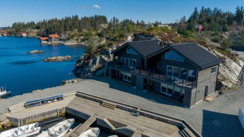 Selbjorn House | Modern Fishing Cabin With Sea View At Kalvaneset
