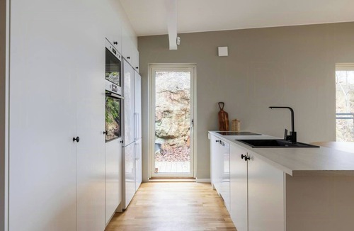 Trollhattan House | Modern forest villa with sea views and sauna