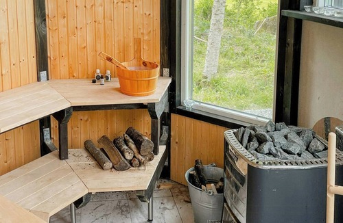Varnamo House | Modern functionalist cottage by Lake Vidöstern