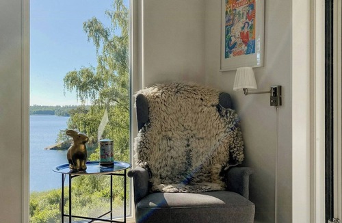 Nashagen House | Modern glass house with a view over Lake Lejondal