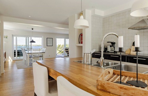 Drottningskar House | Modern holiday home with view and boat in Aspö