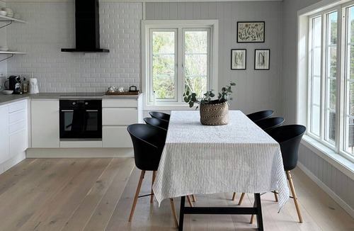 Risor House | Modern holiday home with sea view in Øysang