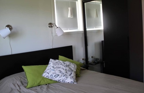 Svardsjo House | Modern holiday home with boat and internet by the lake