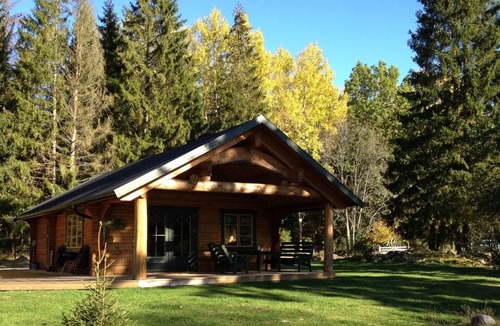 Ryd House | Modern holiday home with sauna, hot tub for bathing and trout pond in Småland