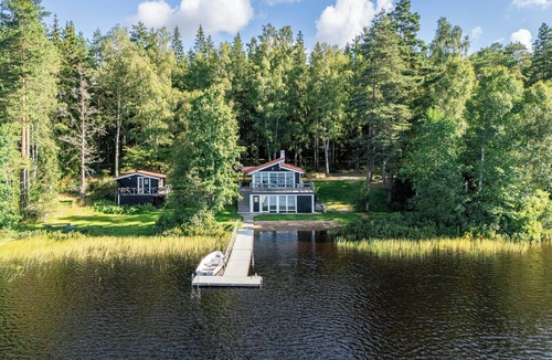 Aseda House | Modern house with private lake and sauna